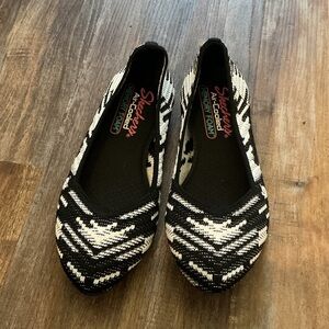 Skechers Women's Black and White Geometric Flats